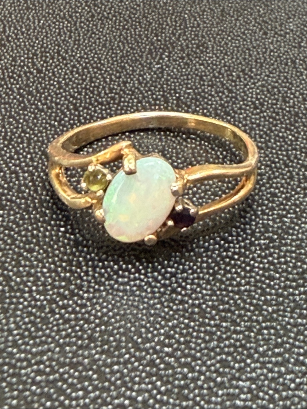 Vintage solid 14k gold opal ring